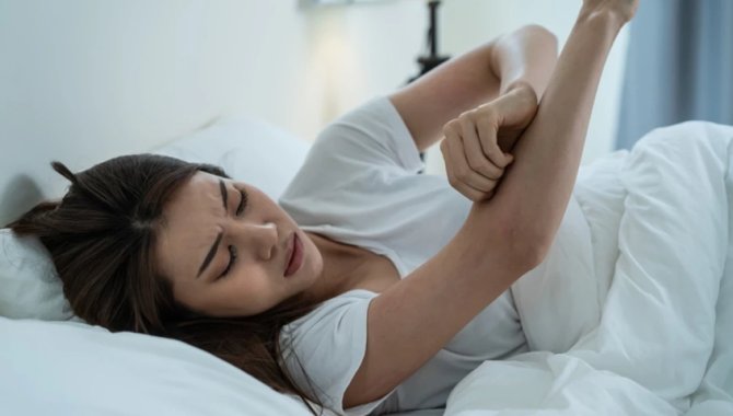 Geceleri vücut sıcaklığındaki artış ve yoğun kaşıntı uyuz belirtisi olabilir