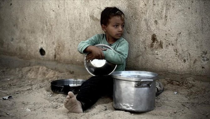 Sudan'ın Faşir şehrinde halk gıda kıtlığı nedeniyle hayvan yemi yiyor