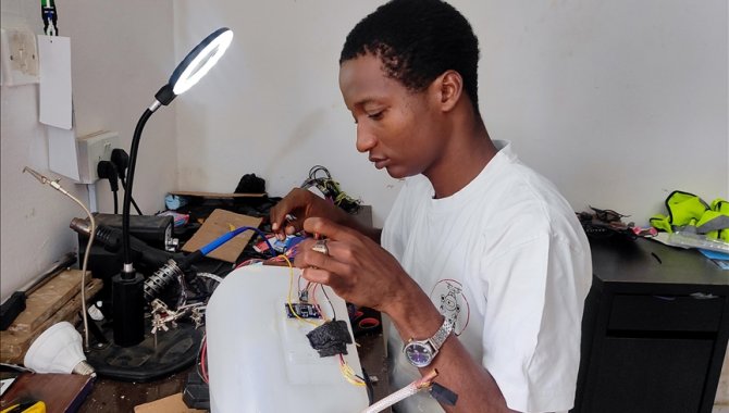 Nijerya'da bir genç, zirai hastalıkları tespit eden insansız hava aracı geliştirdi