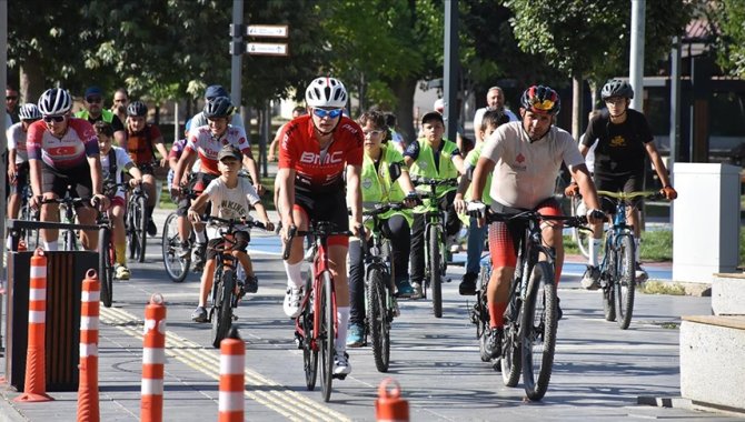 Düzenlenen bisiklet turlarıyla hareketli yaşıyorlar