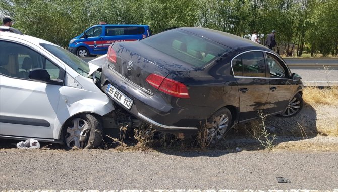 Ağrı'da İl Sağlık Müdürü Beşer ile 6 kişi trafik kazasında yaralandı