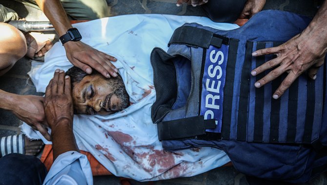 İsrail'in hastane saldırısından kurtulan gazeteci: "Arkadaşlarımı gördükten sonra bacağımı kaybetmeme üzülmedim"