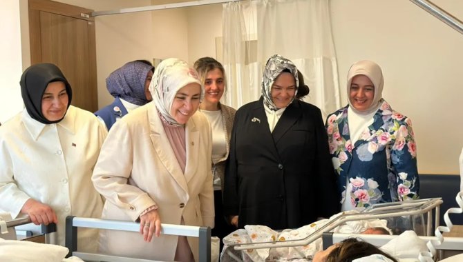 AK Parti kadın kolları, Dünya Emzirme Haftası'nda annelerle buluştu