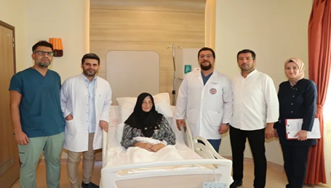 Konuşmayı unutturan tümörden "uyanık ameliyat"la kurtulup annesinin kaderini yaşamadı