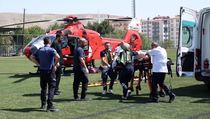 Malatya'da ambulans helikopter ağır yaralanan tır sürücüsü için havalandı