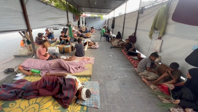 Sağlık sisteminin çöktüğü Gazze'de yaralılar Nasır Hastanesi'nin avlusuna kurulan çadırda tedavi ediliyor