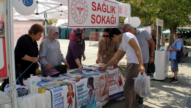 Sinop'ta kurulan Sağlık Sokağı'nda vatandaşlar bilgilendiriliyor