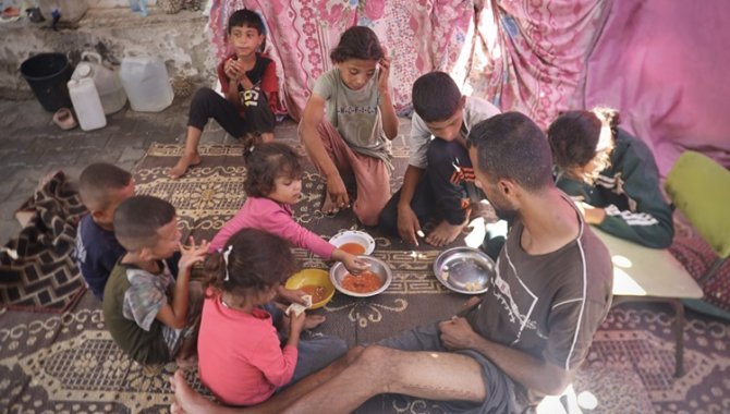 İsrail'in "yardım merkezine" düzenlediği saldırıda hayatını kaybeden Gazzeli annenin 9 çocuğu öksüz kaldı