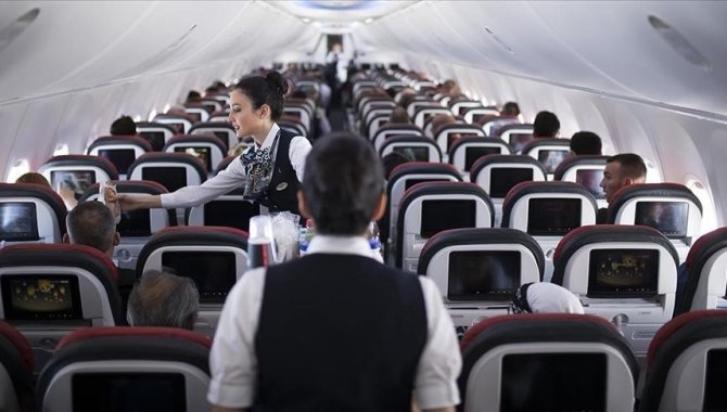 Uçaklarda yolculara ücretsiz su verilecek