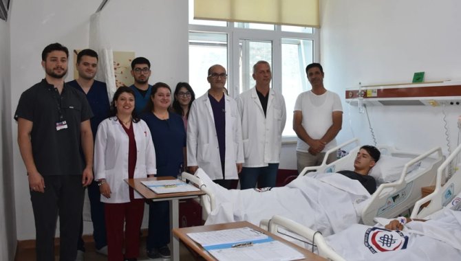 İki gencin "kunduracı göğsü" kapalı ameliyatla düzeltildi