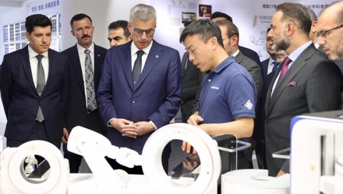 Sağlık Bakanı Memişoğlu, Pekin'de biyoteknoloji merkezlerini ziyaret etti