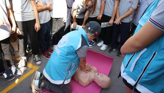 Edirne'de "sağlık elçisi" ilkokul öğrencileri, arkadaşlarına kalp masajını ve Heimlich manevrasını öğretti