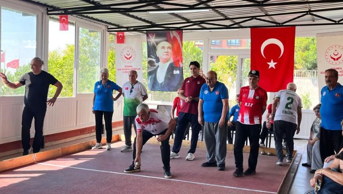 İstanbul'da düzenlenen Huzurevleri Arası Bocce Turnuvası'nda şampiyonlara kupaları verildi