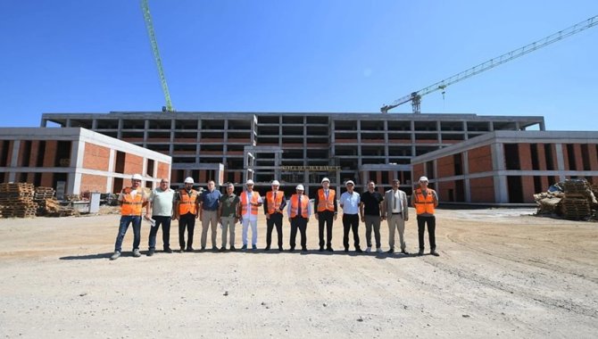 Balıkesir Valisi Ustaoğlu, Edremit Devlet Hastanesi inşaatını inceledi