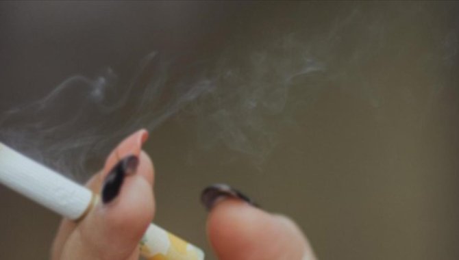 İspanya'da çocukları sigara içen ebeveynlere 100 avroya kadar ceza verilecek