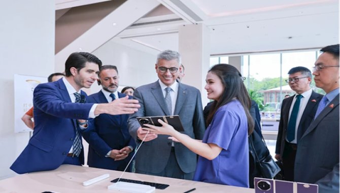 Sağlık Bakanı Memişoğlu, Huawei'nin Çin'deki genel merkezini ziyaret etti