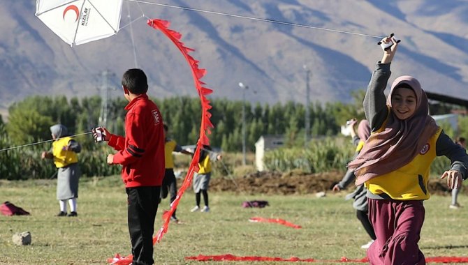 Çocuklar, uçurtmalarını ilik nakli olan Sıraç için uçurdu