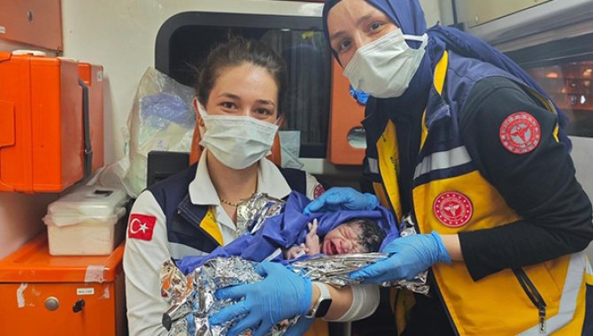 Denizli'de hastane yolundaki hamile kadın ambulansta doğum yaptı
