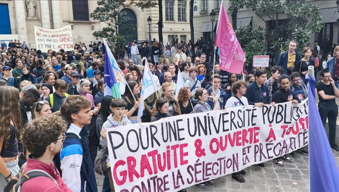 Ağır borç yükü altındaki Fransa’da sosyal huzursuzluk artıyor