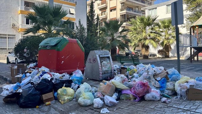 İzmir Karşıyaka'da toplanmayan çöpler tepkiye neden oluyor