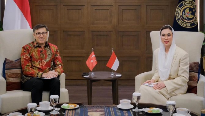 Türkiye'nin Cakarta Büyükelçisi Küçükcan, Endonezya Turizm Bakanı Wardhana ile görüştü