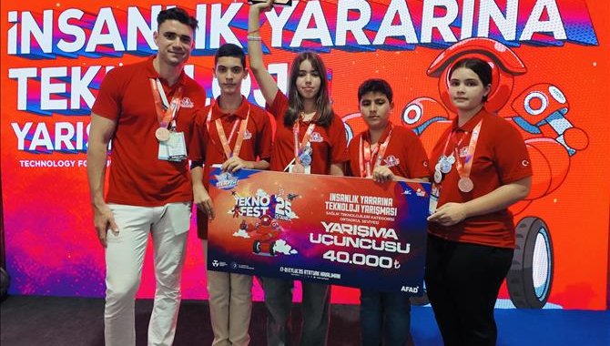 Doğa Koleji'nden BioMechanics takımı TEKNOFEST'te sağlık teknolojileri dalında Türkiye üçüncüsü oldu