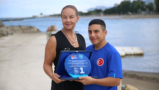 Doktor tavsiyesiyle başladığı yüzmede 2028 Paralimpik Oyunları için kulaç atıyor