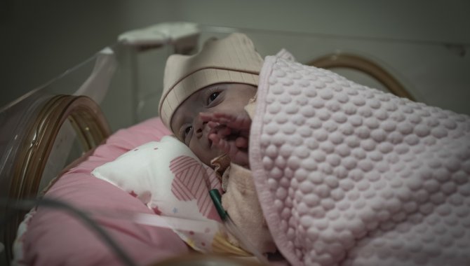 Erzurum'da 690 ve 780 gram doğan kızlar, aylar sonra ana kucağına kavuştu