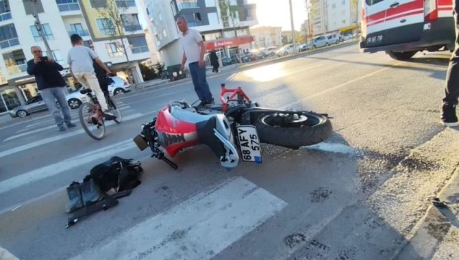 Aksaray'da motosikletin minibüsle çarpıştığı kazada yaralanan hemşire yaşam mücadelesini kaybetti