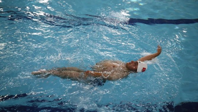 Milli engelli yüzücü paralimpik oyunları için kulaç atıyor