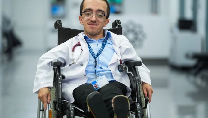 Cam kemik hastalığıyla büyüyen Hamza "doktorluk" hayalini gerçeğe dönüştürdü