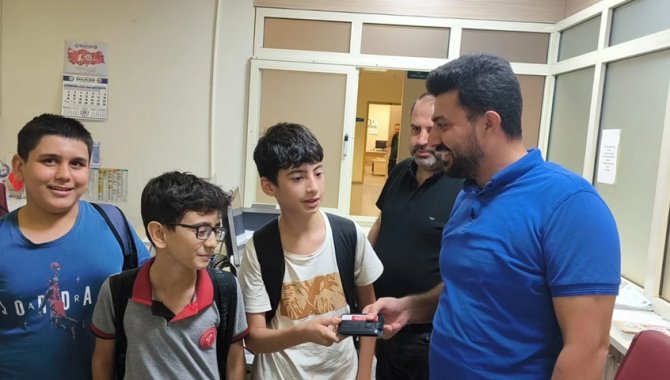 Siirt’te öğrenciler bulduğu cüzdanı sahibine teslim etti