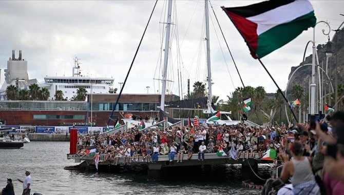 Gazze sahilinde çocuklar vicdanımızı taşıyan Sumud filosunu bekliyor