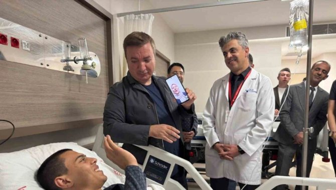 Erzincan Valisi Aydoğdu sosyal medyadan destek istenen hasta üniversiteliye ziyaret