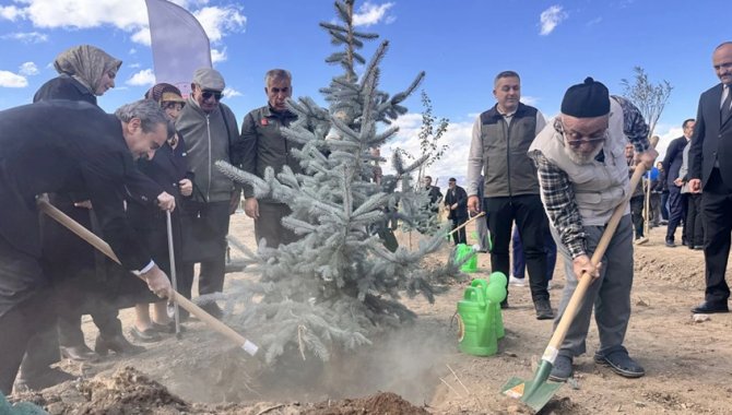 Erzurum'da sağlık çalışanları ve yaşlılar fidan dikti