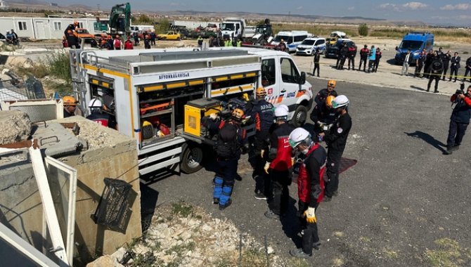 Afyonkarahisar'da "6,1 büyüklüğünde yaşanan deprem" senaryolu tatbikat yapıldı