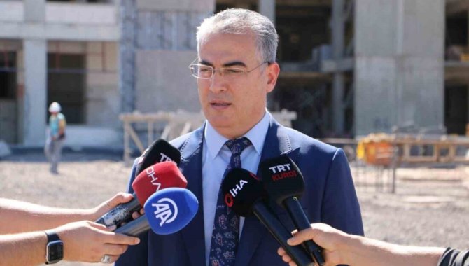 Diyarbakır İl Sağlık Müdürü Asiltürk, yapımı süren Şehir Hastanesinde incelemelerde bulundu