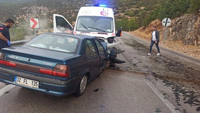 Burdur'da ambulans ile otomobilin çarpıştığı kazada 4 kişi yaralandı