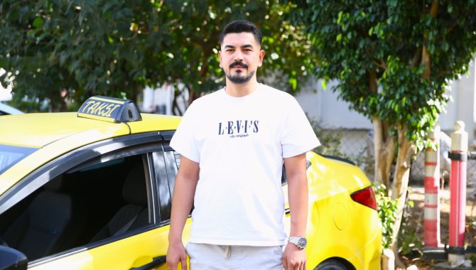 Adana'da hamile kadın takside doğum yaptı