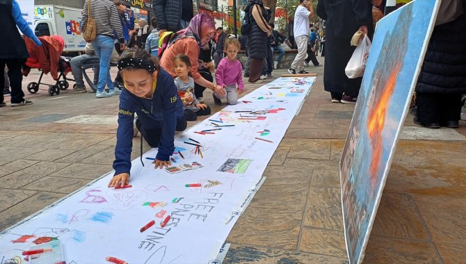 Karabük ve Bolu'da çocuklar metrelerce uzunluğundaki resim kağıdına Filistin'deki dramı çizdi