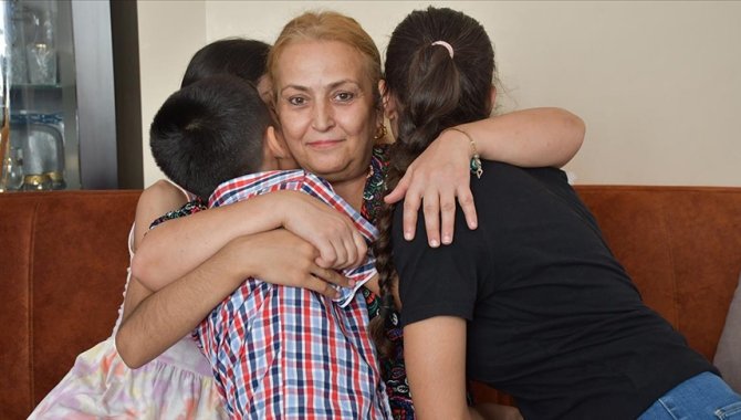 Annelik hasretini koruyucu aile olduğu üç kardeşle dindirdi