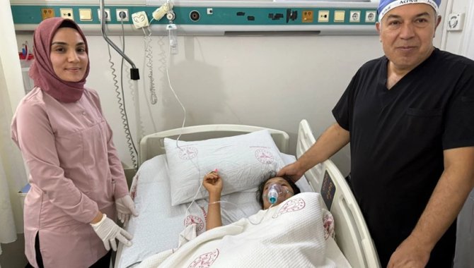 Şanlıurfa'da eşarbını düzelten kız çocuğunun yuttuğu toplu iğne ameliyatla alındı
