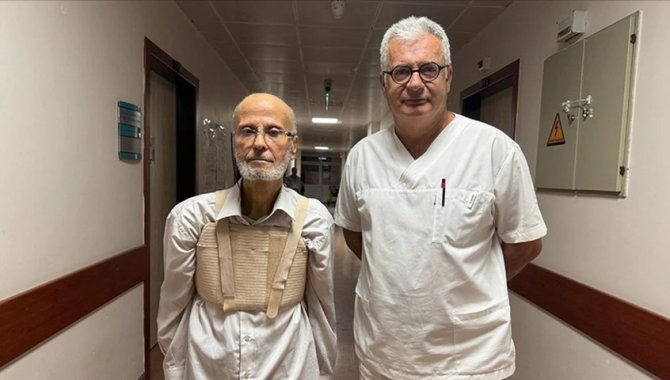 Kalbi 3 kez duran 74 yaşındaki hasta "literatürlük ameliyat"la sağlığına kavuştu