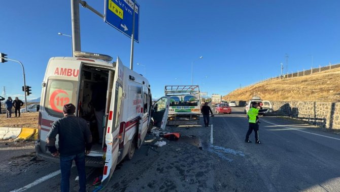 Ağrı'da ambulans ile kamyonetin çarpışması sonucu 7 kişi yaralandı
