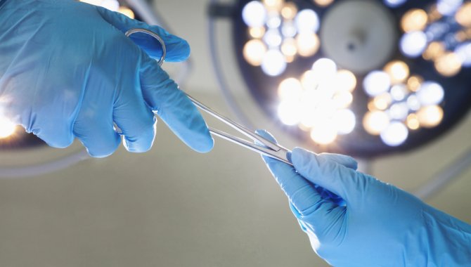 Yemek borusuna takılan 4 santimetrelik kemik endoskopiyle çıkarıldı