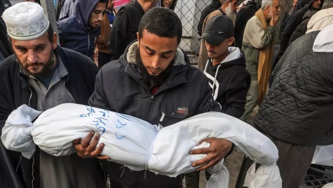 Gazzeliler, İsrail'in tanınmaz halde teslim ettiği yakınlarının cansız bedenlerini "ekrandan" teşhis etmeye çalışıyor