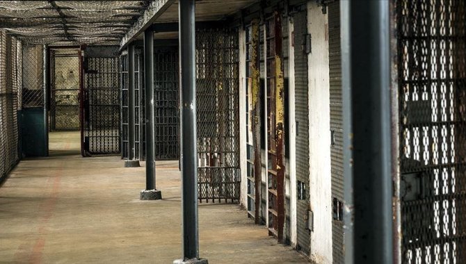 İsrail hapishanesindeki Filistinli esir tedavi talep ettiği için plastik mermiyle vuruldu