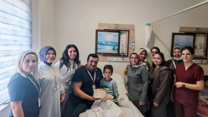 Kozan Devlet Hastanesi'nde tedavi gören çocuğa doğum günü sürprizi