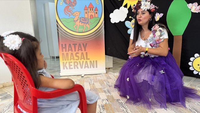 Tiyatro sahnesini hastalık nedeniyle okuldan uzak kalan çocukların evine taşıyorlar