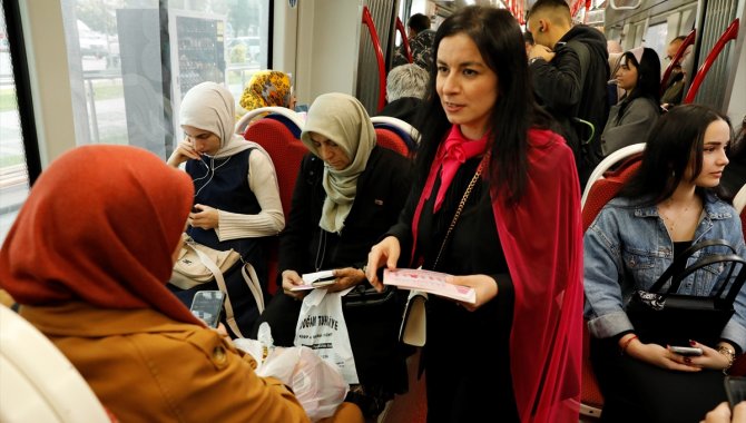 Samsun'da tramvayda kadınlar meme kanseri hakkında bilgilendirildi